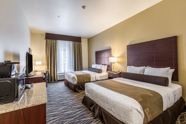 Double room at Cobblestone in & Suites